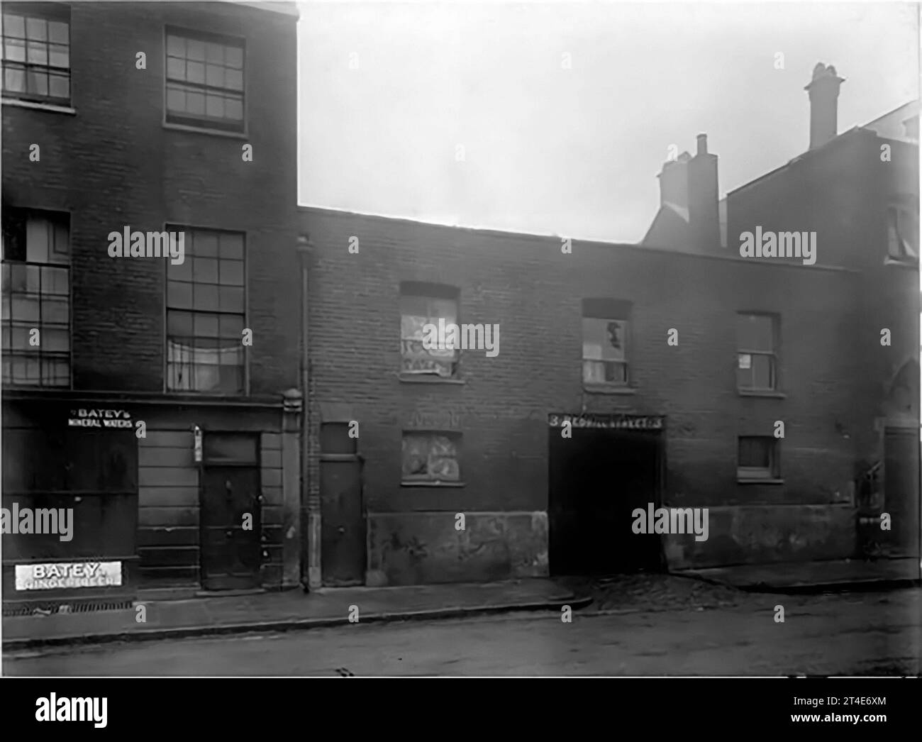 Barrio marginal victoriano. Viviendas de clase trabajadora en Marylebone, Londres, c. 1880 Foto de stock