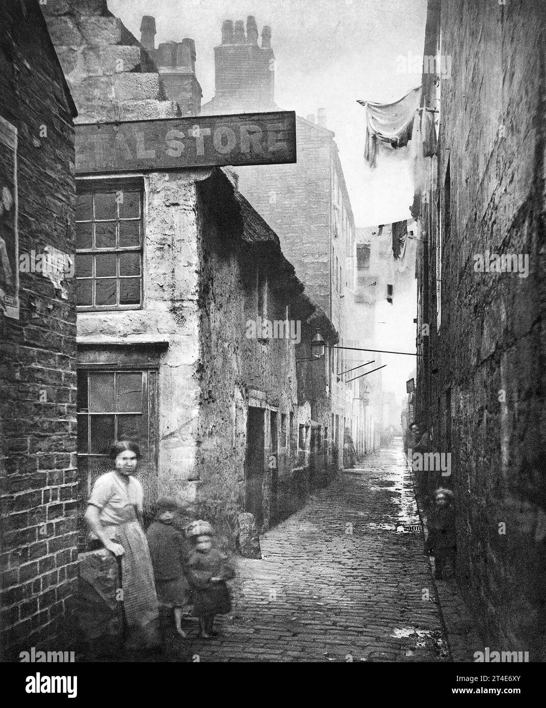 Barrios marginales victorianos. Vivienda de clase obrera en Glasgow por Thomas Annan, c. 1868-71 Foto de stock
