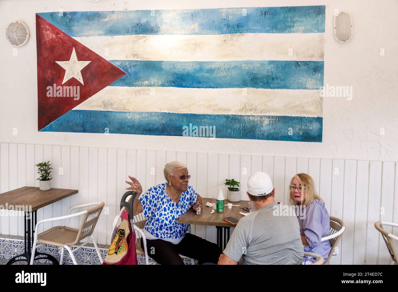 Miami Beach Florida, North Beach, Café Sazon bandera cubana, hombre hombre hombre, mujer mujer mujer mujer mujer mujer, adultos residentes, jubilado jubilado Foto de stock