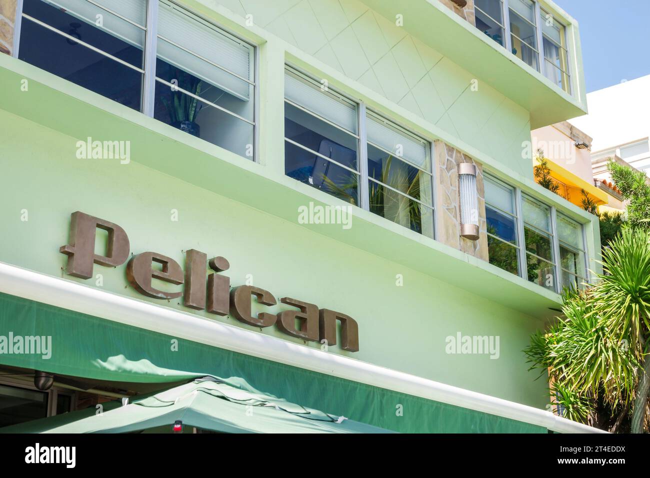 Miami Beach Florida, exterior, hotel de entrada frontal del edificio, Ocean Drive, letrero del hotel Pelican, arquitectura de estilo Art Deco, hoteles moteles negocios Foto de stock