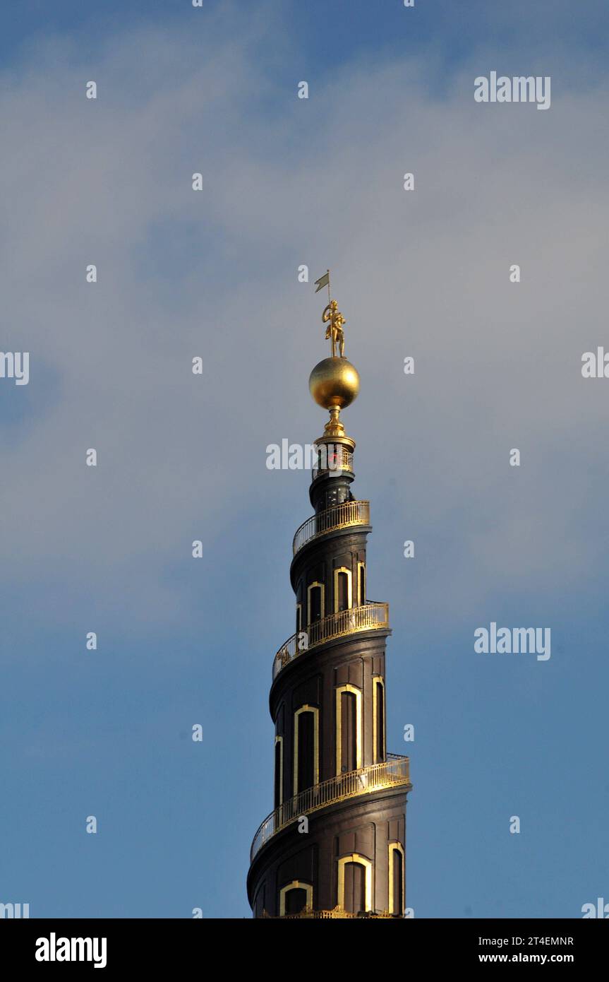 Copenhague, Dinamarca /30 de octubre. 2023/.Goden aguja de la iglesia del ejército de salvación en christianshavn en la capital danesa. Foto.Francis Joseph Dean/Dean Pictures Crédito: Imago/Alamy Live News Foto de stock