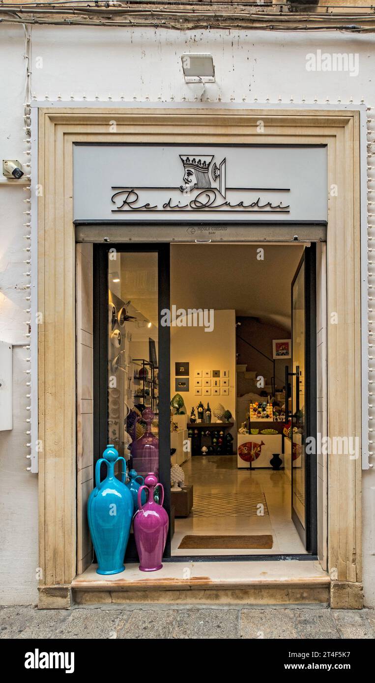 Re Di Quadri, en Lecce, Italia. Una tienda de cerámica que vende una gama de productos artesanales. Foto de stock