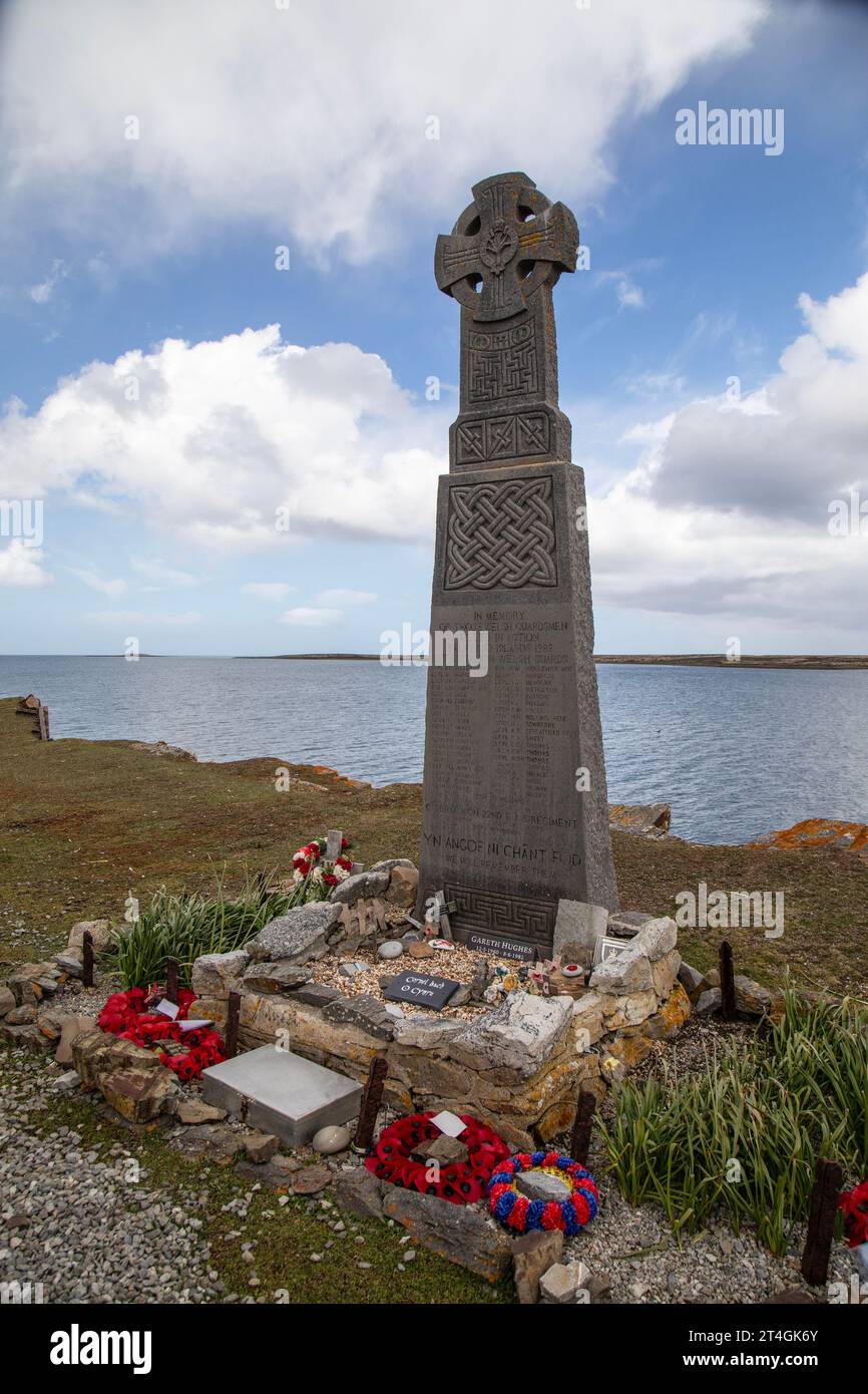 Monumento conmemorativo en Fitzroy, en las Islas Falkland, a los guardias galeses muertos en el ataque al buque Sir Galahad durante la guerra de las Malvinas, el 8 de junio de 1982 Foto de stock