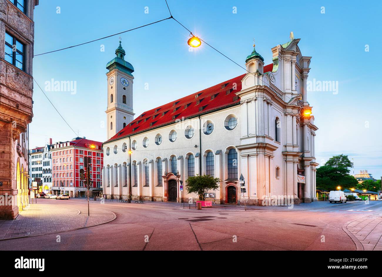 La Iglesia de San Pedro es una iglesia católica romana en el centro de la ciudad de Munich, Alemania. Nadie Foto de stock