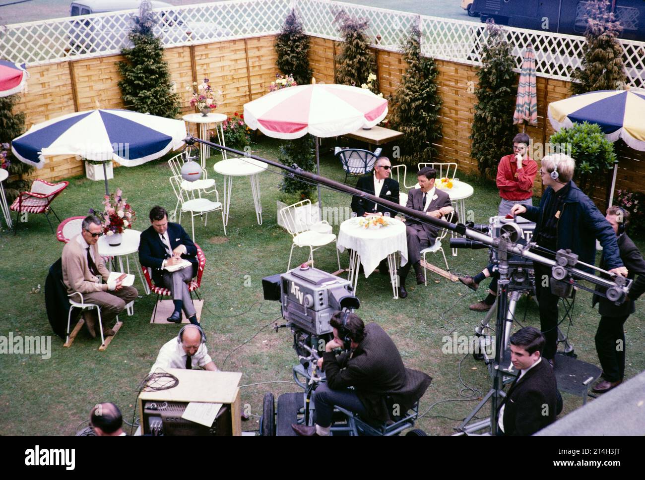 ATV Televisión ITV fuera de la transmisión, torneo de tenis de Wimbledon, Inglaterra, Reino Unido 1967 foto aérea del recinto de la entrevista con Dickie Davies y el equipo de cámara. Foto de Alan 'Taffy' Harries Foto de stock