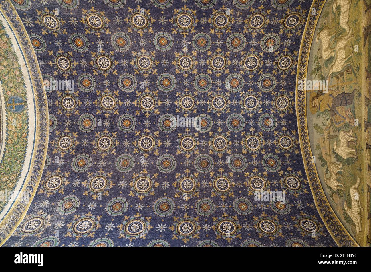 Bóveda Mosaicos del Mausoleo de Galla Placidia en Rávena, Emilia-Romaña, Italia. Foto de stock