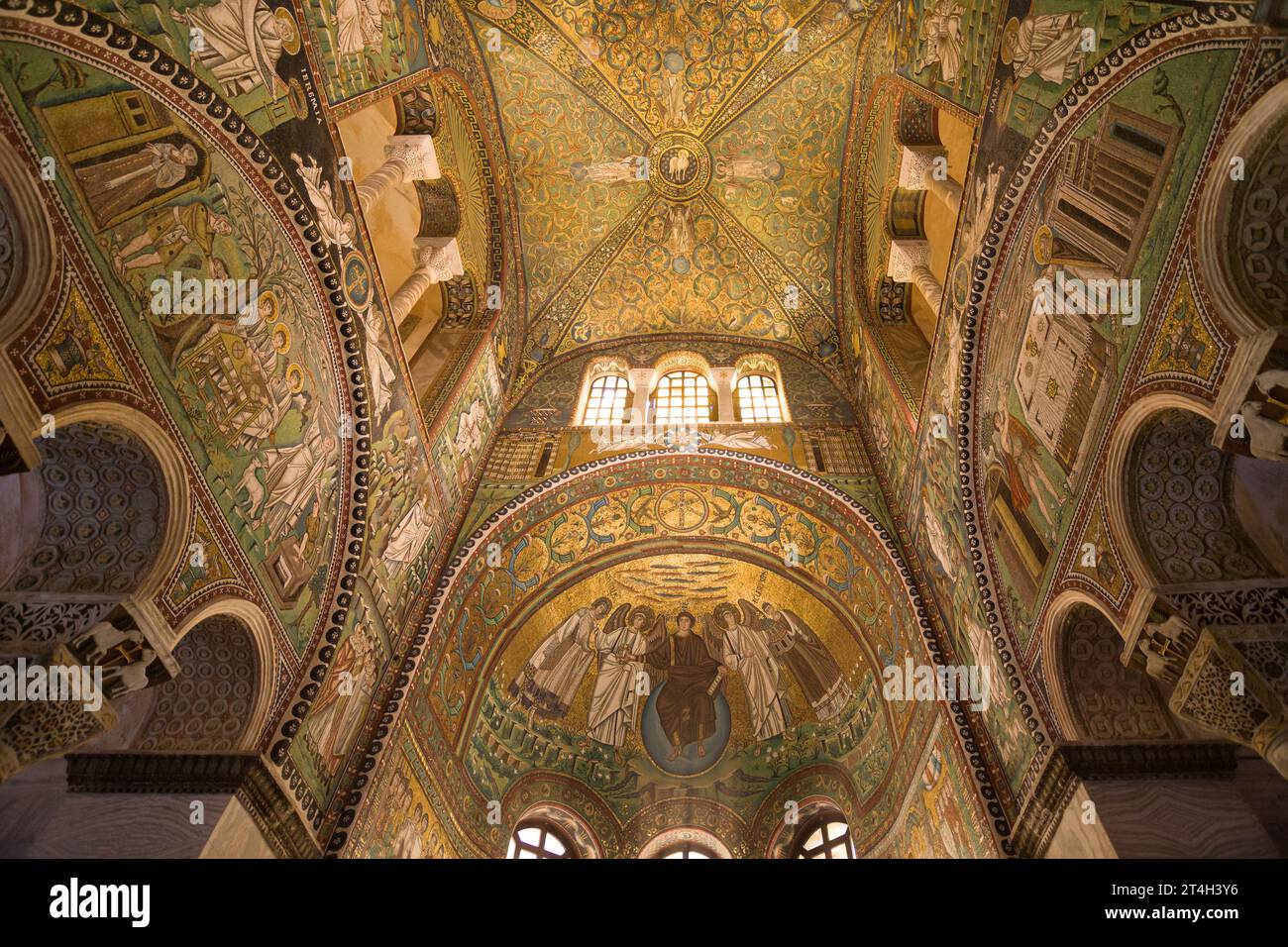 Mosaicos del Presbiterio y ábside de la Basílica de San Vitale, Emilia-Romaña, Italia. Foto de stock