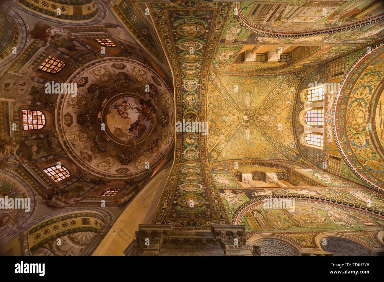 Cúpula central y techo de Presbitery de la Basílica de San Vitale, Emilia-Romagna, Italia. Foto de stock