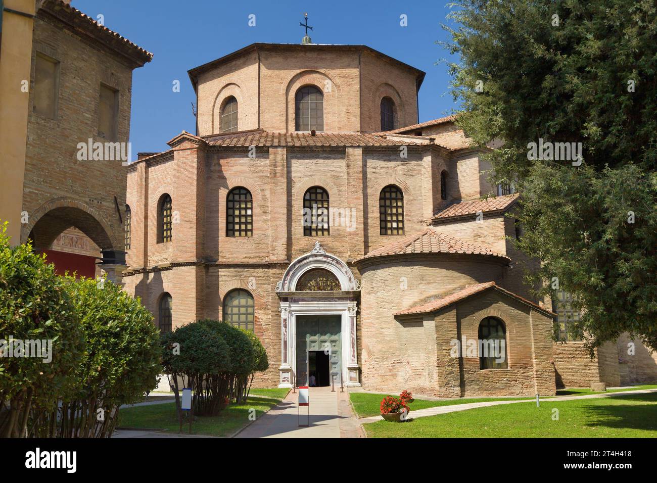 Entrada a la iglesia de San Vitale en Rávena, Emilia-Romaña, Italia. Foto de stock