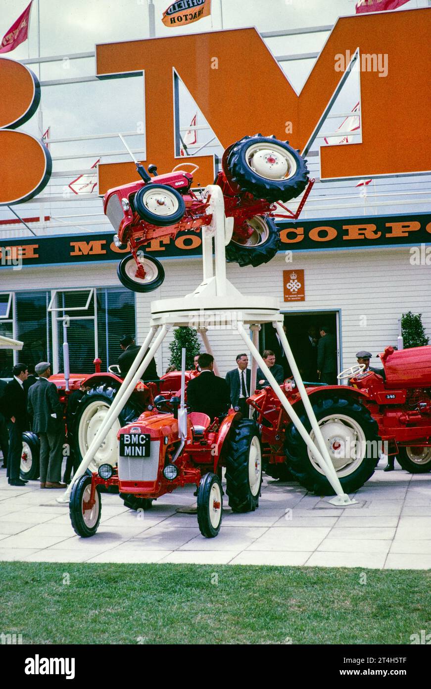 Exposición de British Motor Corporation en la exposición de la Royal Agricultural Society of England, The Royal Show, Stoneleigh, Warwickshire, Inglaterra, REINO UNIDO 1967 Foto de stock