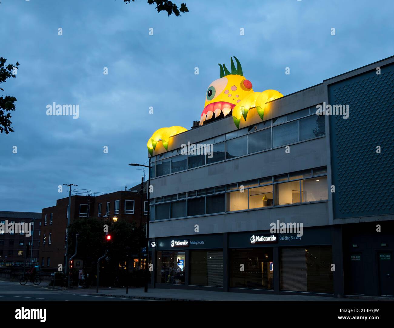 Monstruo amarillo en la parte superior del edificio nacional, St Mary's Road, Lincoln City, Lincolnshire, Inglaterra, REINO UNIDO Foto de stock