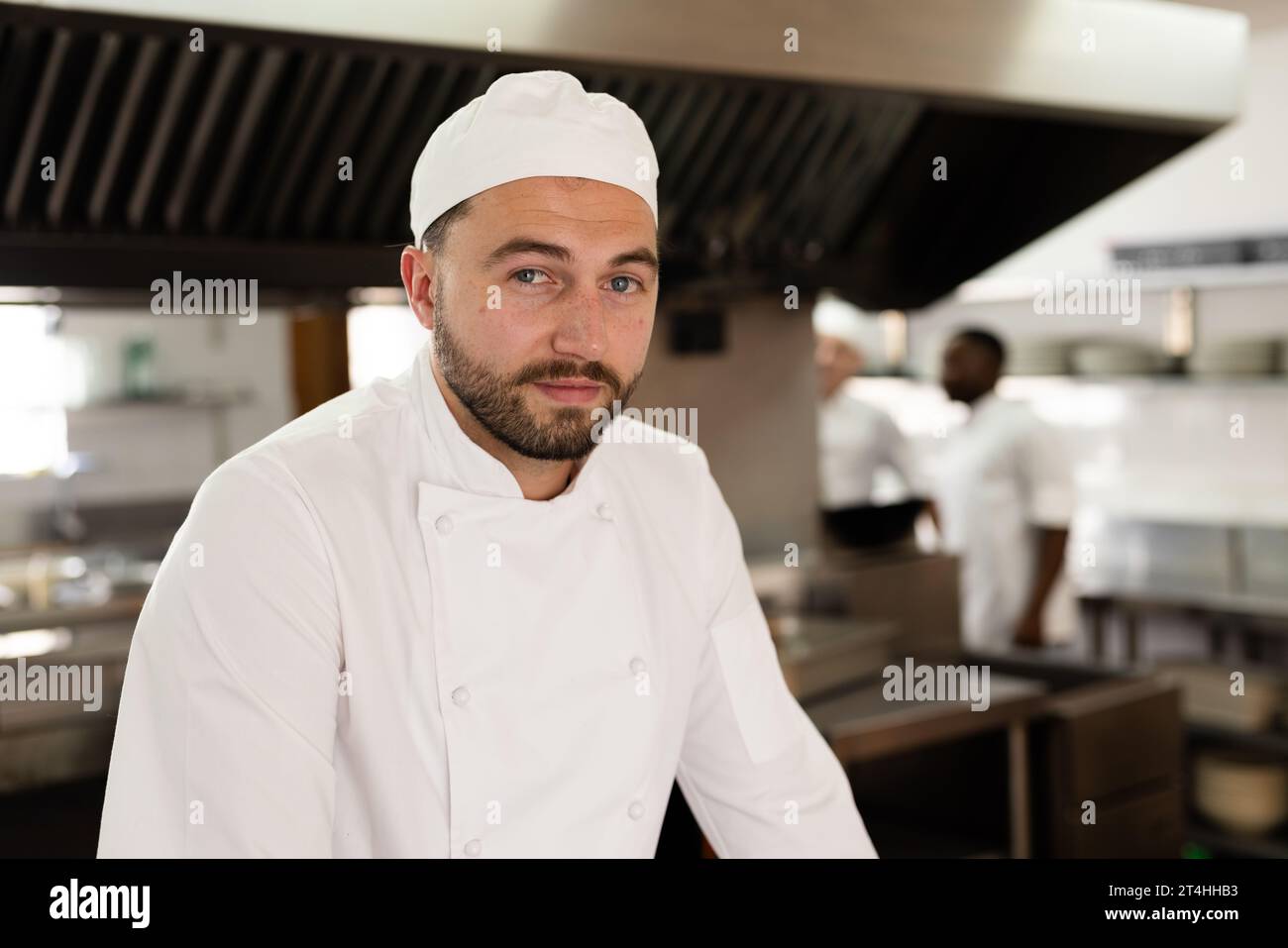 Retrato de guapo chef delantal negro en contra de fondo blanco. Foto de  Estudio Fotografía de stock - Alamy