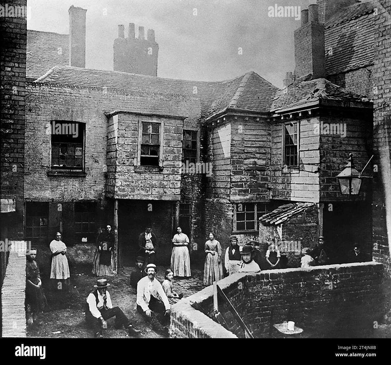 Barrios marginales victorianos. Vivienda de clase obrera en Market Court, Kensington, Londres, años 1860 Foto de stock