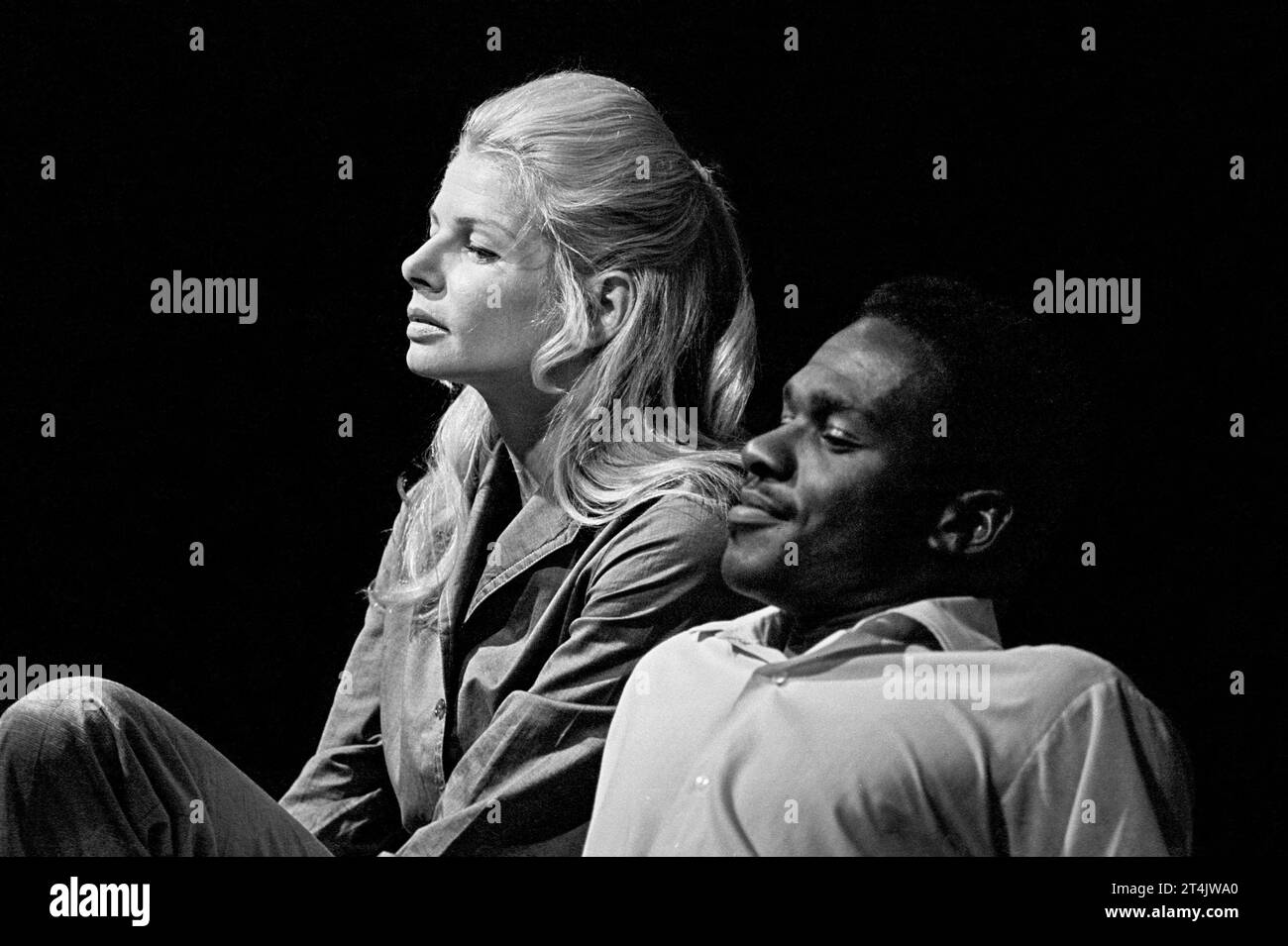 Mary Peach (Gail), Rudolph Walker (Scott) en DON'T GAS THE BLACK de Barry Reckord en el Open Space Theatre, Londres WC1 21/10/1969 diseño: Len Drinkwater director: Lloyd Reckord Foto de stock