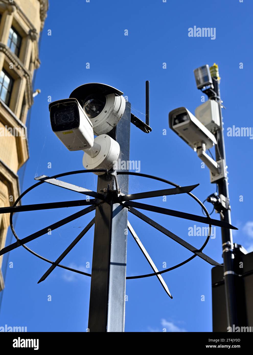 Cámaras automáticas del reconocimiento de la placa del número en el poste con el área de radio de los picos anti-vandle, Oxford, Reino Unido Foto de stock