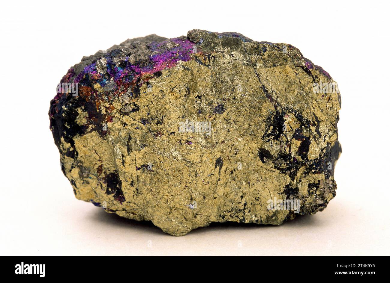 El calcopirita es un mineral de sulfuro de hierro de cobre. Muestra. Foto de stock