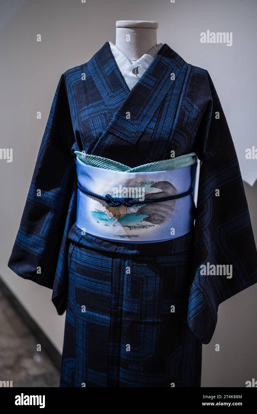Silk kimono fotografías e imágenes de alta resolución - Página 2 - Alamy