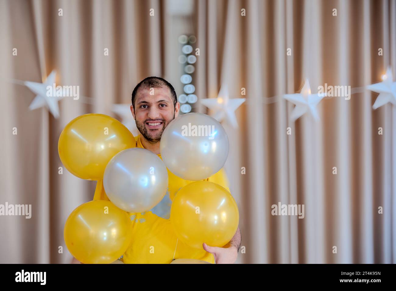 Parte globos plateados para decoración Fotografía de stock - Alamy