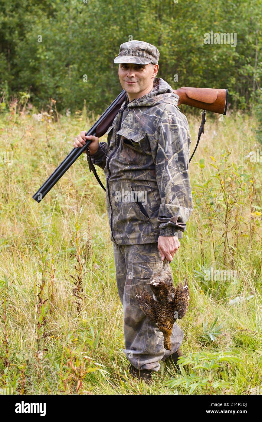 Fotos de Hombre cargando rifle de caza. Concepto de equipo de caza. Caza  hobby y ocio. Cazador con rifle buscando animales. Hunter ropa caqui listo  para cazar fondo de la naturaleza. Trofeo