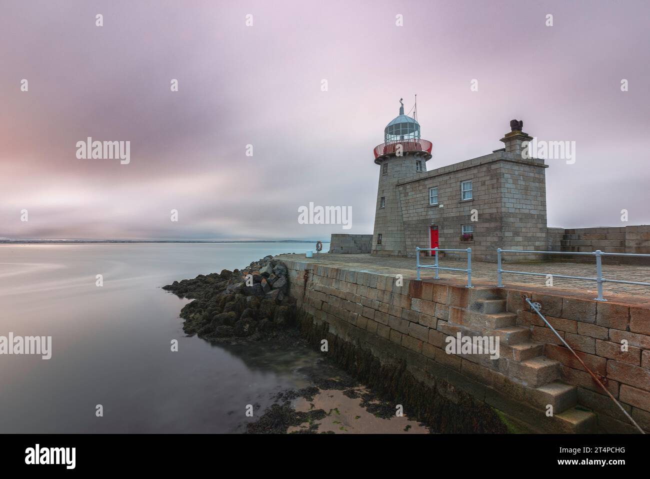 Howth Lighthouse está situado en el extremo del muelle este en Howth Head, Dublín, Irlanda. Foto de stock