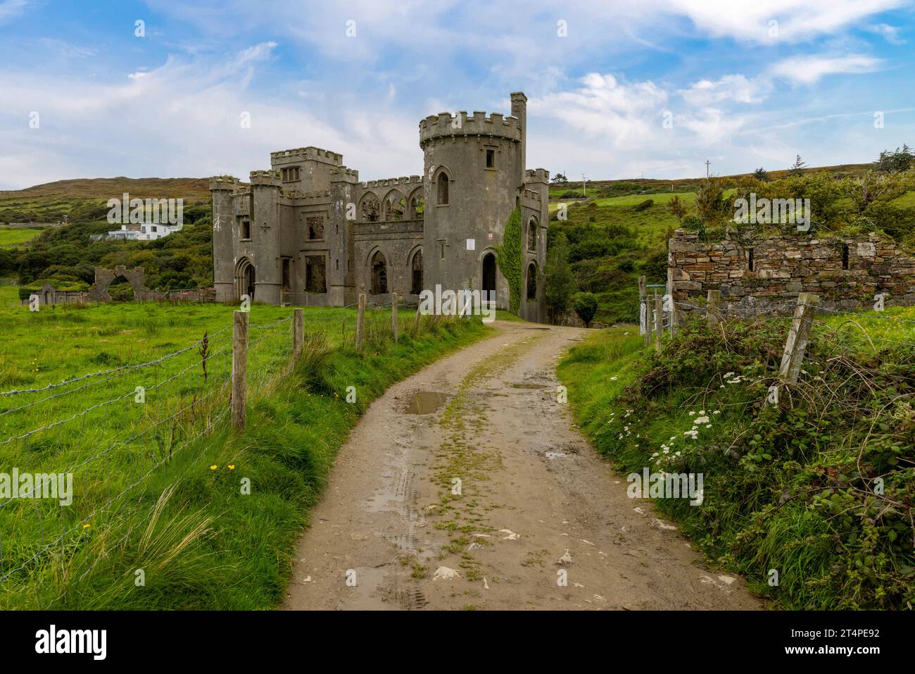 El castillo de Clifden es un castillo del siglo XIX en ruinas en Connemara, Irlanda. Foto de stock