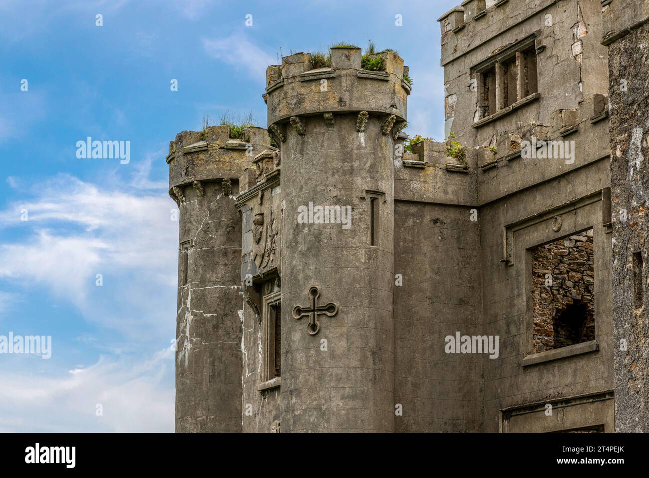 El castillo de Clifden es un castillo del siglo XIX en ruinas en Connemara, Irlanda. Foto de stock