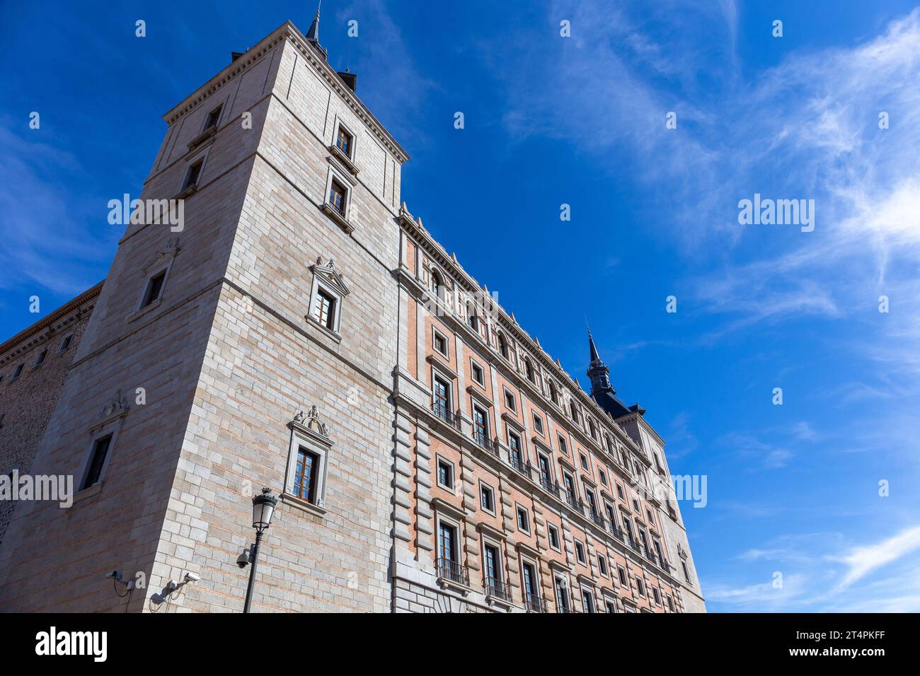Alcázar de Toledo (España) Renovada fachada sur, castillo cuadrado de estilo renacentista con cuatro torres en las esquinas que alberga el Museo del Ejército. Foto de stock