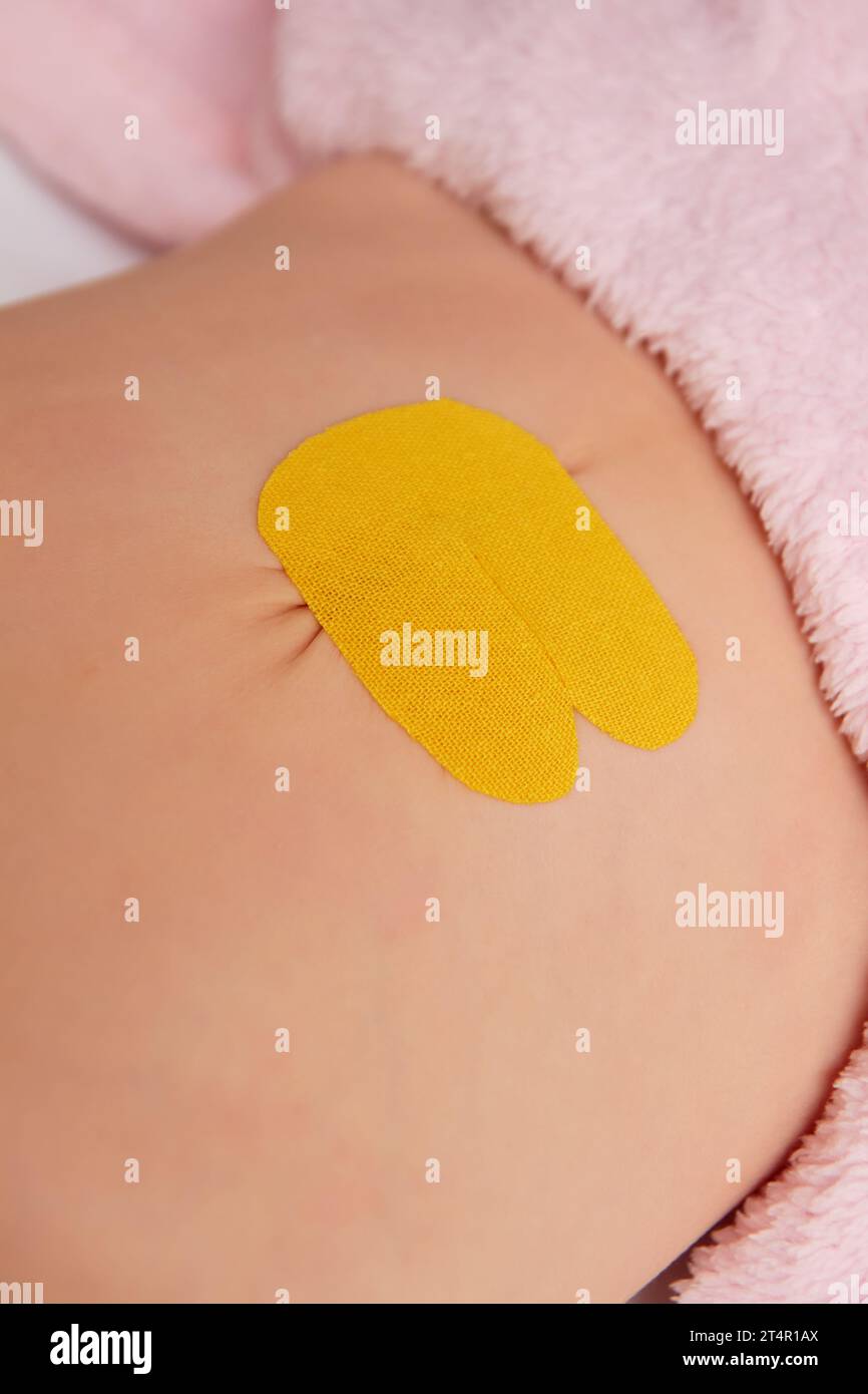 Vista de cerca del vientre de los niños con cinta terapéutica elástica