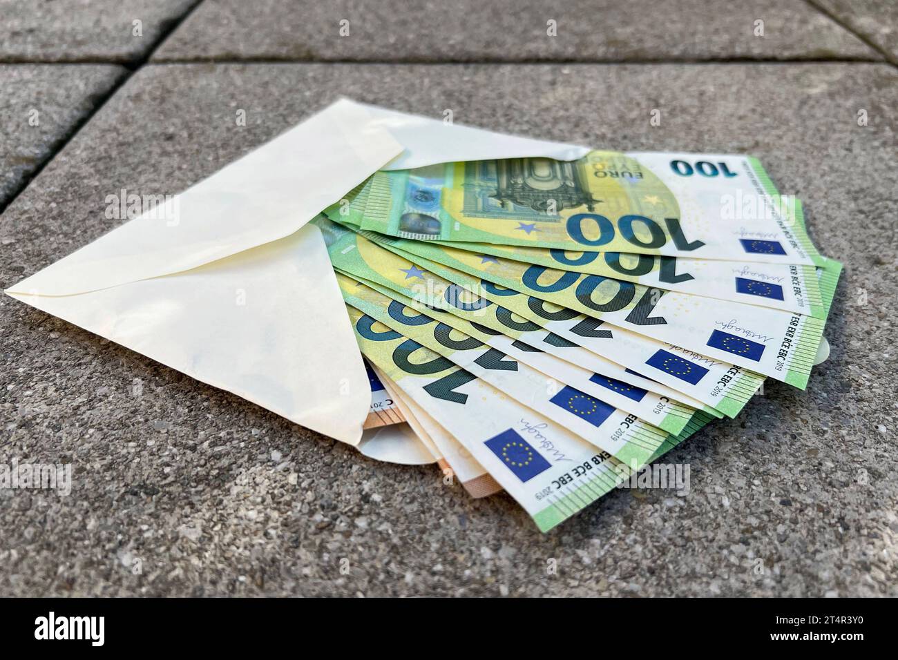 Wörter Mit Geld Am Anfang Themenbild,Symbolfoto:Geld liegt auf der Strasse,Geldscheine in einem