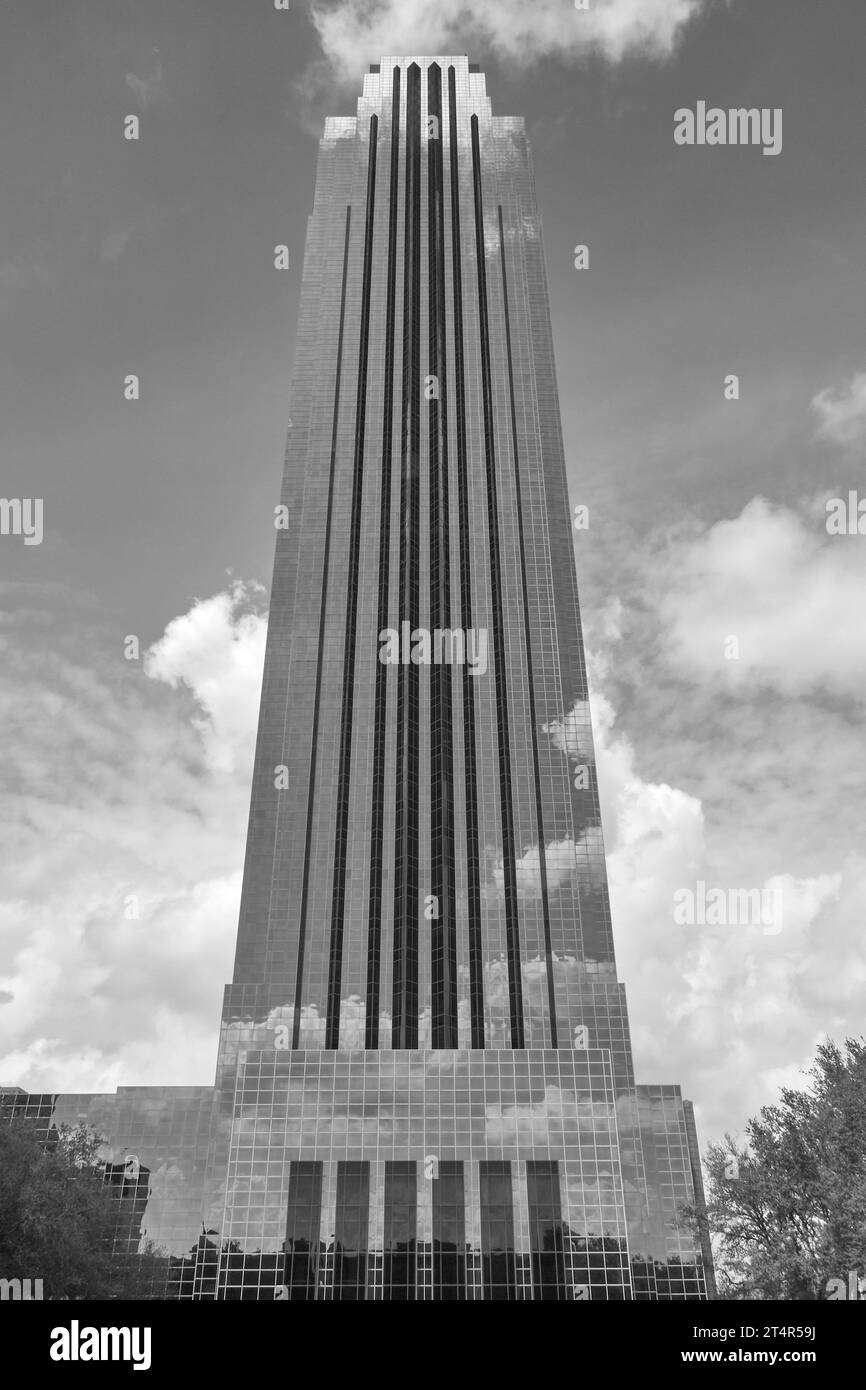 Foto en blanco y negro de la Torre Williams con fachada de vidrio, anteriormente Transco Tower, 902 Ft, 275m, ubicada en el distrito Uptown de Houston, Texas. Foto de stock