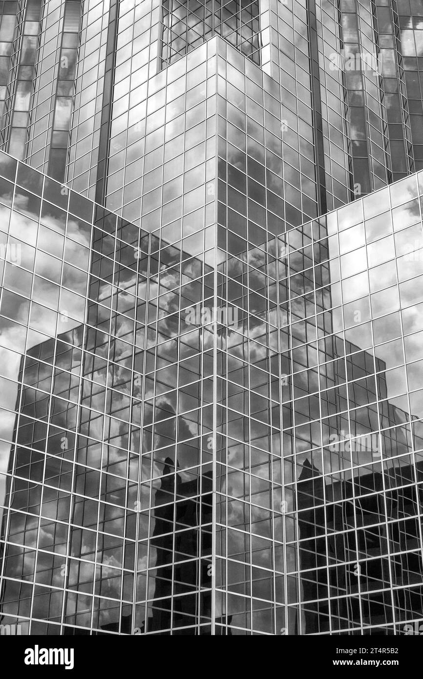 Foto en blanco y negro de la Torre Williams con fachada de vidrio, anteriormente Transco Tower, 902 Ft, 275m, ubicada en el distrito Uptown de Houston, Texas. Foto de stock