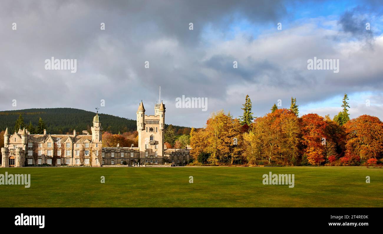 Balmoral Estates Crathie Escocia El edificio del castillo rodeado de árboles de colores y las hojas en otoño Foto de stock