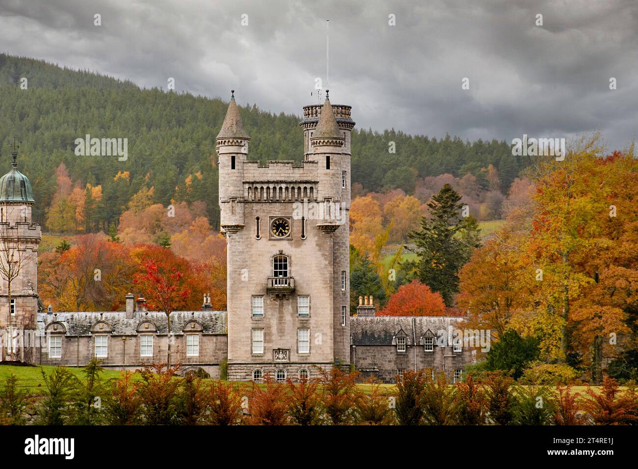 Balmoral Estates Crathie Escocia La torre del castillo rodeada de coloridas hojas de árboles en otoño Foto de stock
