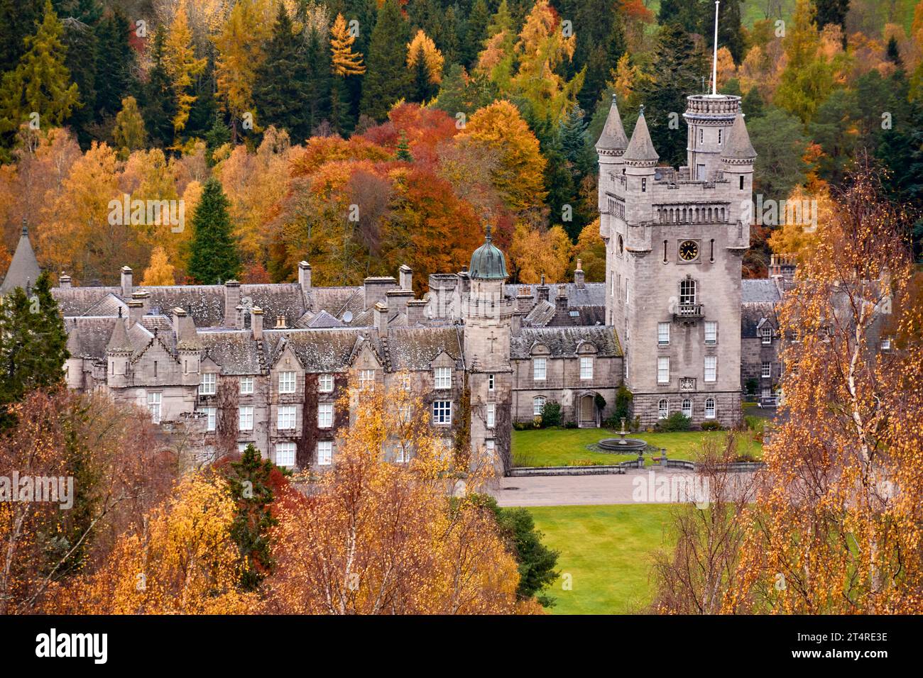 Balmoral Estates Crathie Escocia El castillo gris rodeado de coloridos árboles y hojas en otoño Foto de stock