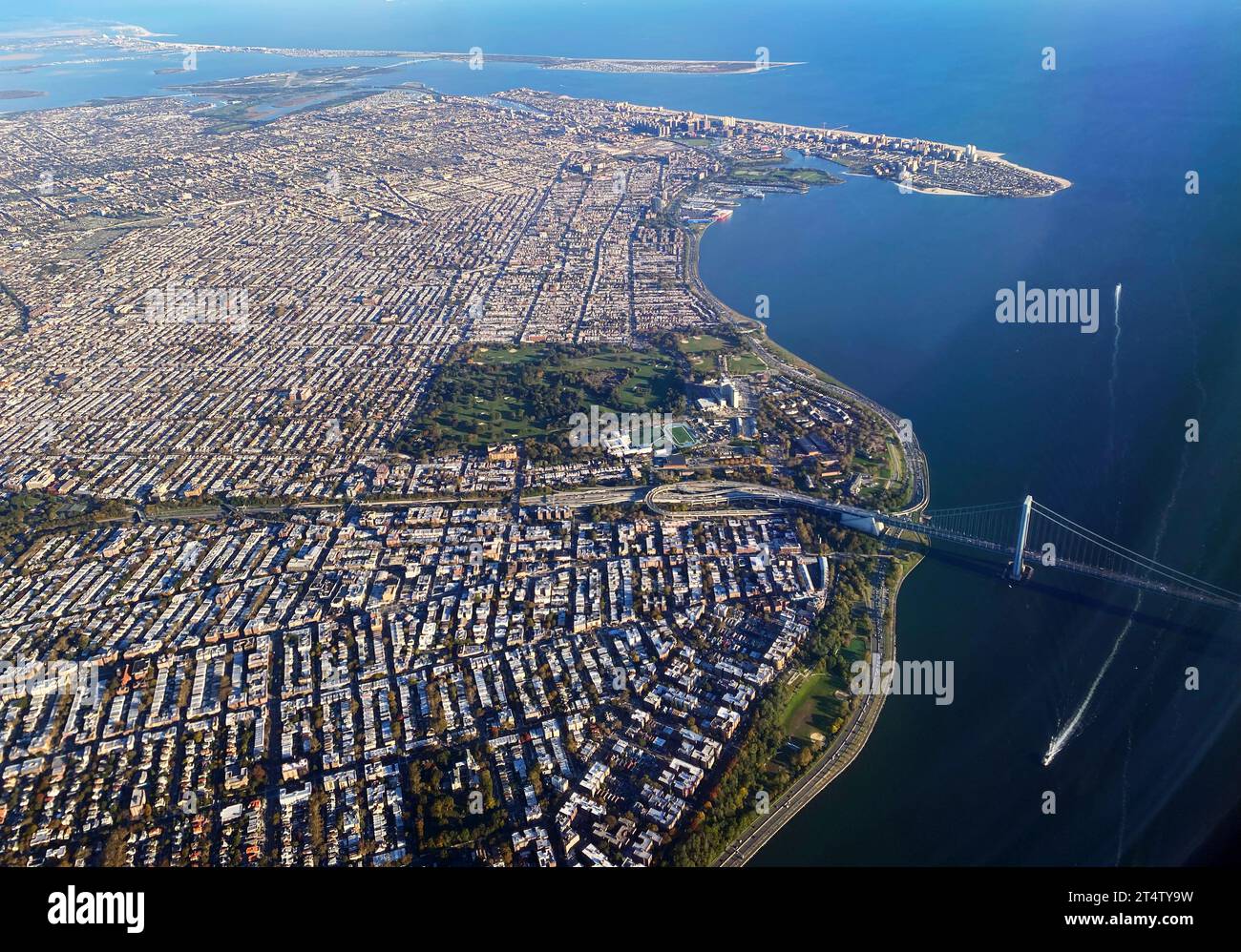 Vista aérea del puente Verrazzano-Narrows, Dyker Heights, Bay Ridge y Fort Hamilton en Brooklyn, Nueva York Foto de stock