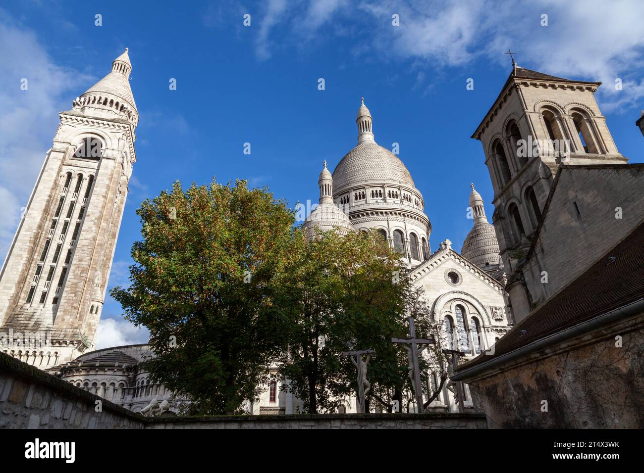 Basilique du Sacré-Cœur de Montmartre y Église Saint-Pierre de Montmartre, París, Francia. Foto de stock