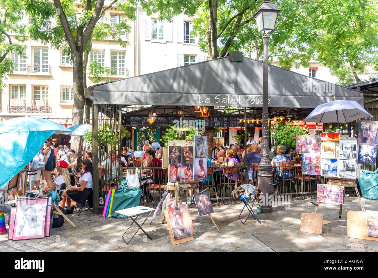 Puestos de artistas y restaurante Le Sabot Rouge en Place du Tertre, Montmartre, París, Isla Île Francia, Francia Foto de stock