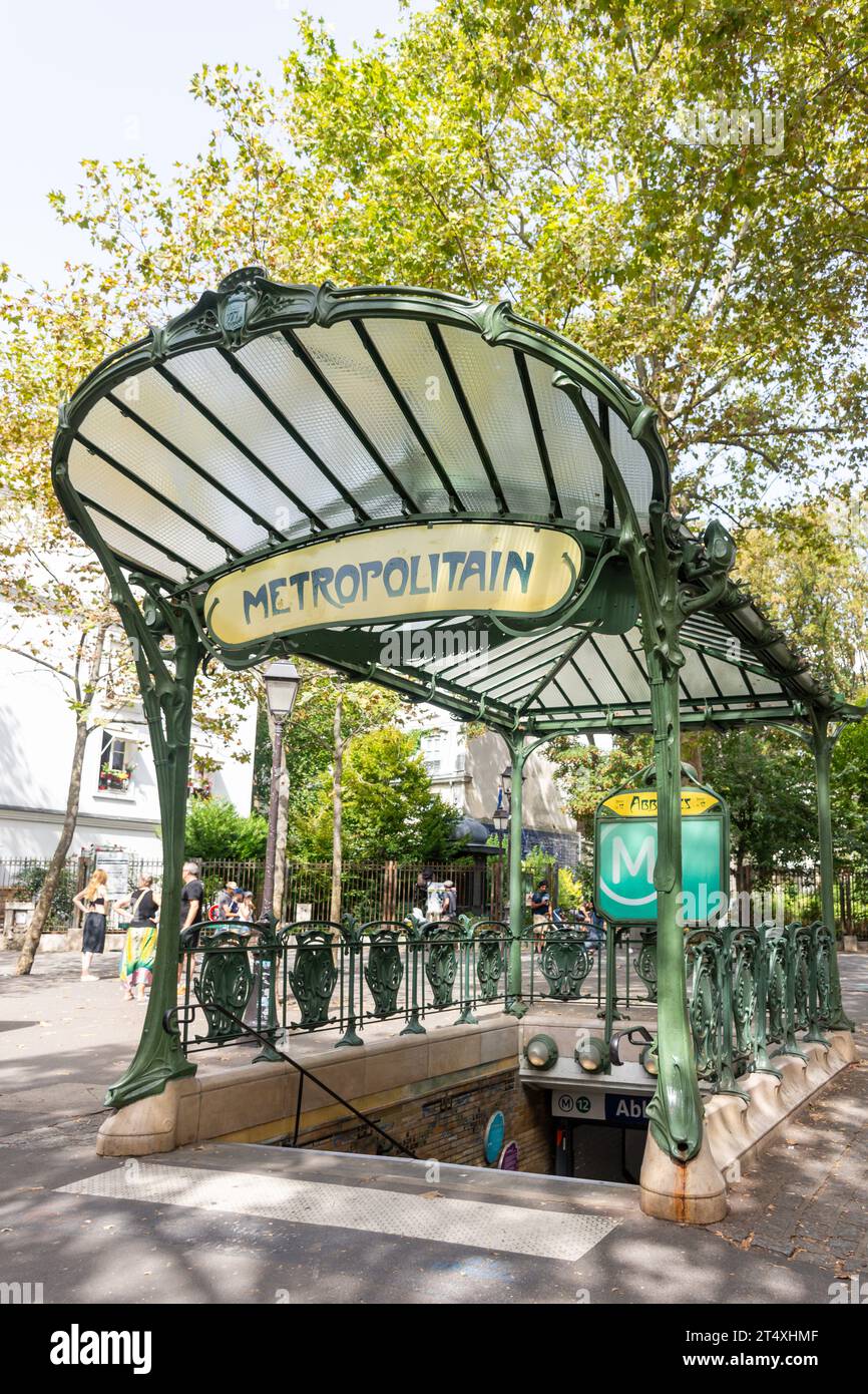 Entrada Art Nouveau del metro de París en la estación de Abbesses, Place des Abbesses, Montmartre, París, Île-de-France, Francia Foto de stock