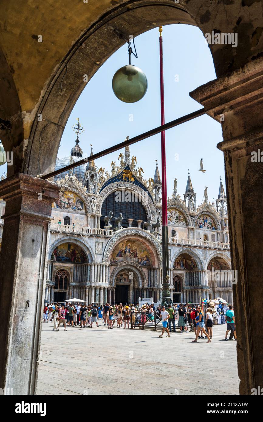 Fachada de la Basílica de San Marcos (Basílica de San Marco) vista a través del arco en la Piazza San Marco en Venecia, región del Véneto, Italia Foto de stock