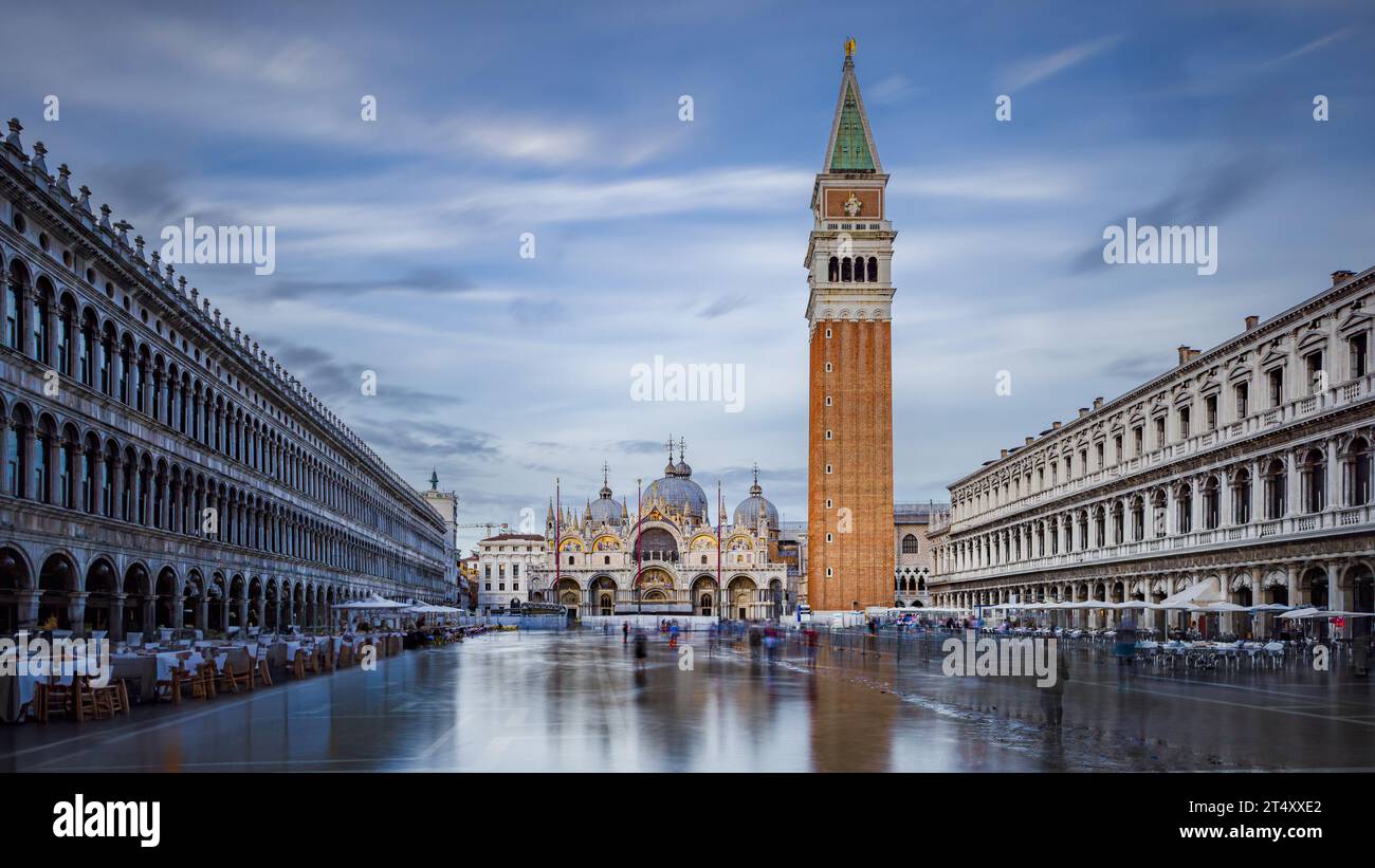 Piazza San Marco, a menudo conocida en inglés como Plaza de San Marcos, es la principal plaza pública de Venecia, Italia. Foto de stock