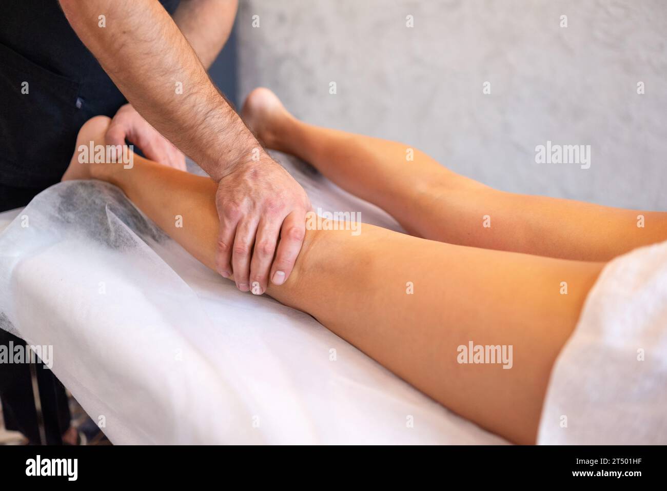 Mujer recibiendo masaje de drenaje linfático de piernas en el salón de spa.  de cerca. concepto de belleza y cuidado corporal de relajación corporal.