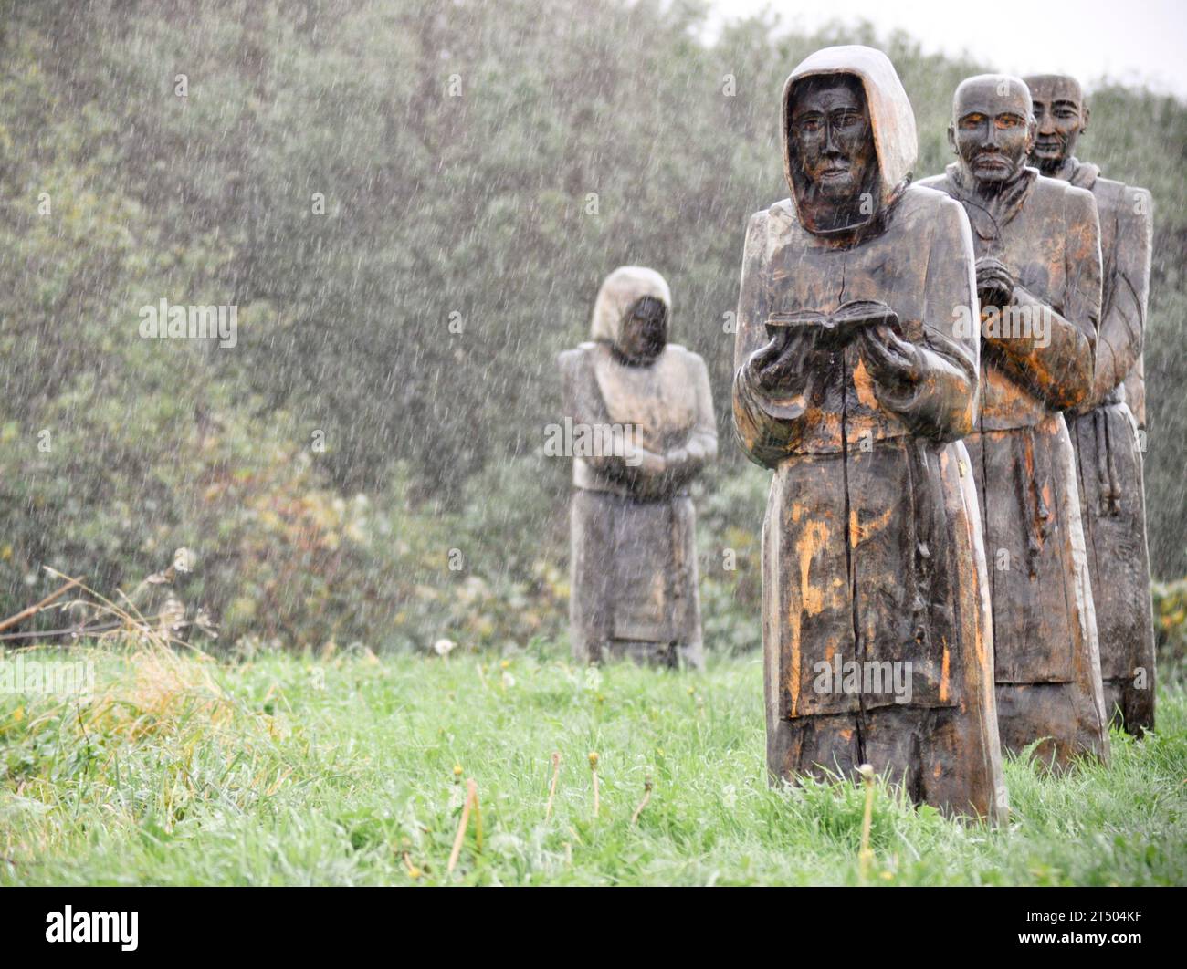 Tamaño natural, esculturas de madera tallada de los monjes de Meaux (Hull) East Yorkshire, en procesión en un día húmedo en octubre Foto de stock