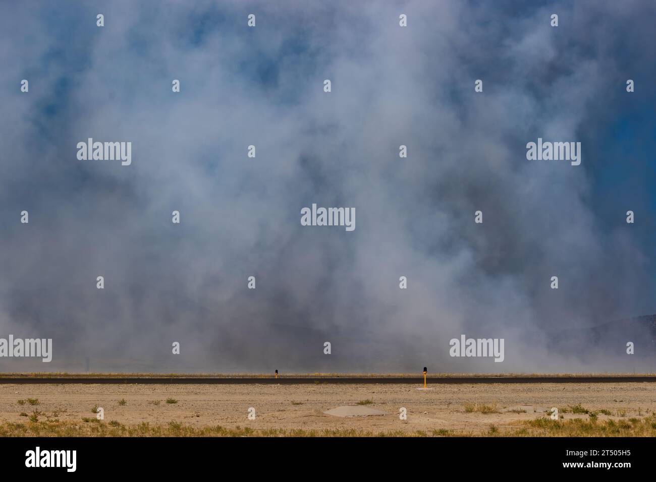 El humo de un posquemador de chorro cuelga sobre la pista en el aeropuerto Stead en Neveda. Foto de stock