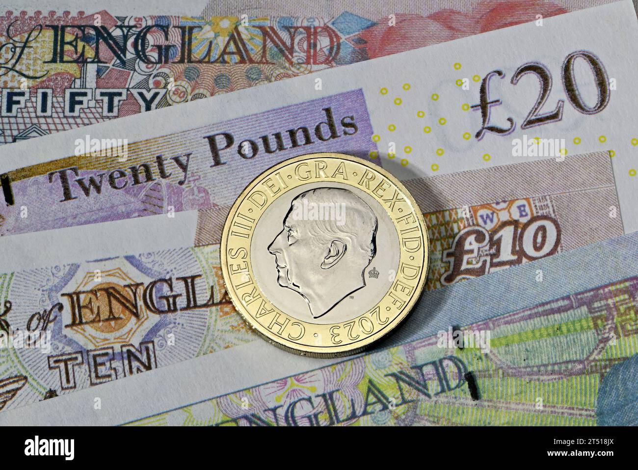 Nueva moneda británica Charles III £2 en billetes de £5, £10, £20 y £50 Foto de stock