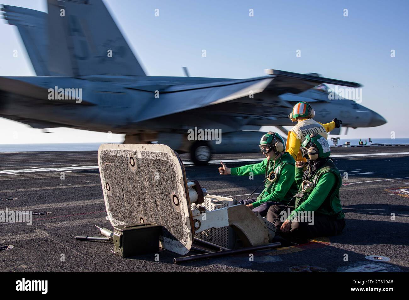 Mar Mediterráneo, Aguas Internacionales. 24 de octubre de 2023. Marineros de la Marina de los Estados Unidos lanzan un avión de caza F/A-18E Super Hornet, adherido al Escuadrón de Cazas Tomcatters of Strike 31, desde la cubierta de vuelo del portaaviones clase Ford USS Gerald R. Ford, que opera en el Mar Mediterráneo Oriental, 24 de octubre de 2023 frente a la costa de Israel. Crédito: MC3 Simon Pike/U.S. Foto de la Marina/Alamy Live News Foto de stock