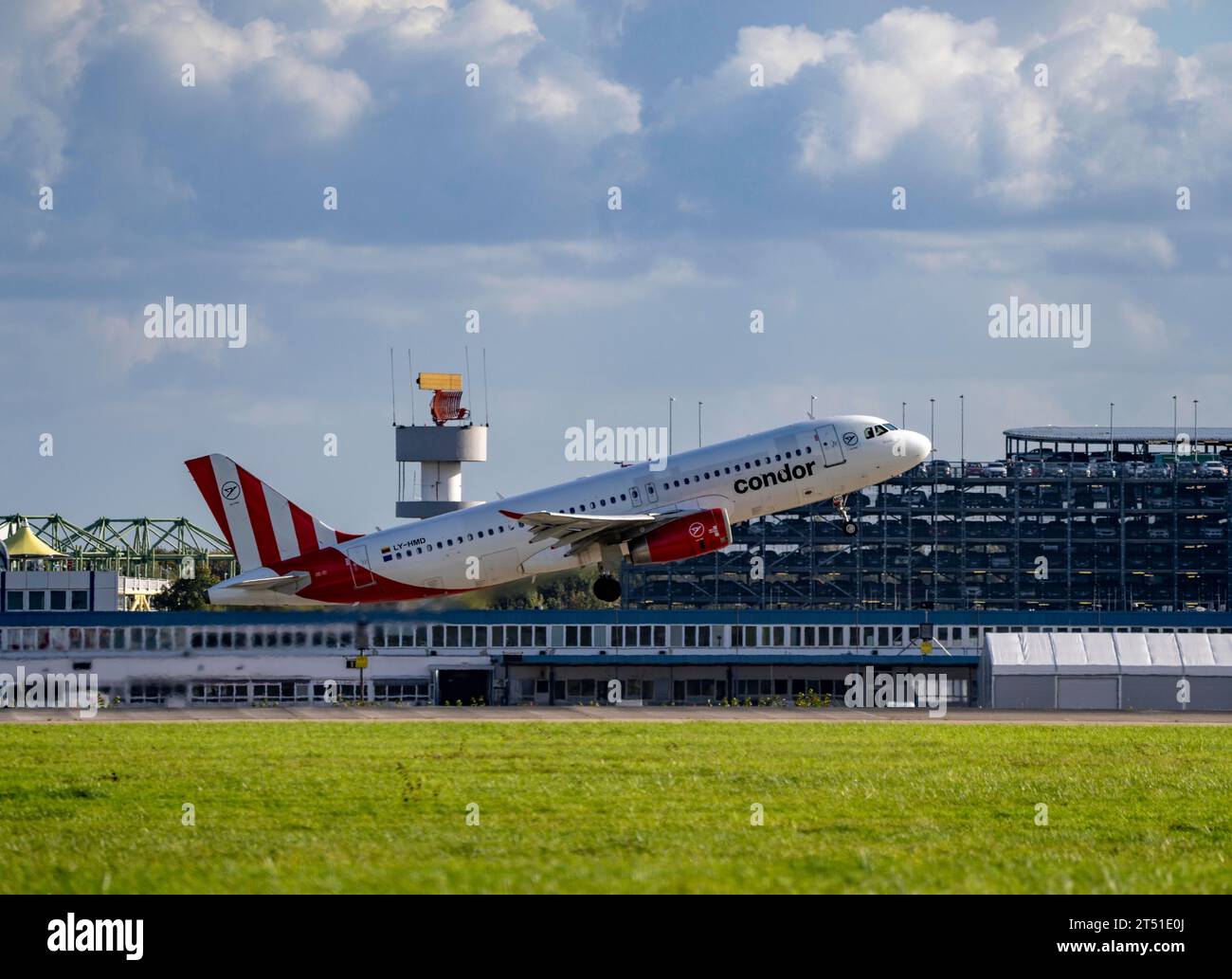 Condor, Airbus A320-200, LY-HMD, despegue en el Aeropuerto Internacional de Düsseldorf, Foto de stock