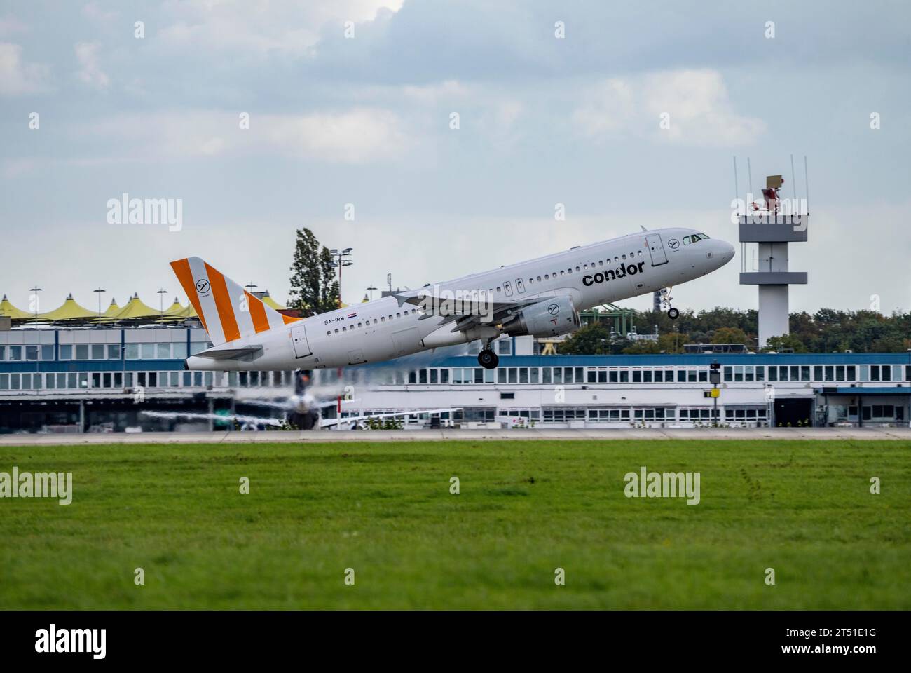 Condor, Airbus A320-200, 9A-IRM, despegue en el Aeropuerto Internacional de Düsseldorf. Foto de stock