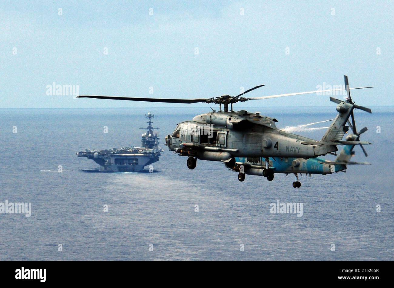 0908307647G-020 OCEANO PACÍFICO (30 de agosto de 2009) Dos helicópteros Halcón Marino HH-60H, asignados a los Indios del Escuadrón Antisubmarino de Helicópteros (HS) 6, armados con misiles AGM-114 Hellfire, vuelan en formación a un ejercicio de fuego real en el rango de Oki Daito Jima. El HS-6 forma parte de Carrier Air Wing Eleven (CVW-11) y se embarca a bordo del portaaviones USS Nimitz (CVN 68). Marina Foto de stock