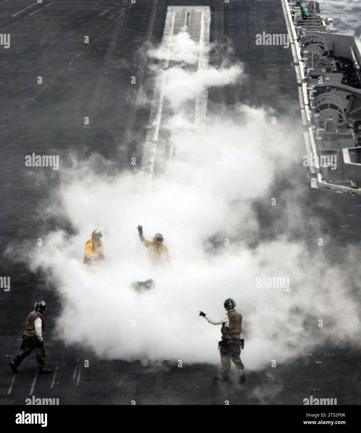 0703153659B-041 OCEANO PACÍFICO (15 de marzo de 2007) - De pie en el vapor de la catapulta uno, un manejador de aviones levanta su mano para indicar que tiene el control de un avión a bordo del USS Ronald Reagan (CVN 76). Los manipuladores de aeronaves son responsables de dirigir el movimiento de las aeronaves en la cubierta de vuelo y el hangar, y son vitales para las operaciones seguras y eficientes en ambas áreas. Ronald Reagan Carrier Strike Group y Carrier Air Wing Catorce (CVW) 14 están en marcha en apoyo de las operaciones en el Pacífico occidental. Marina de los Estados Unidos Foto de stock