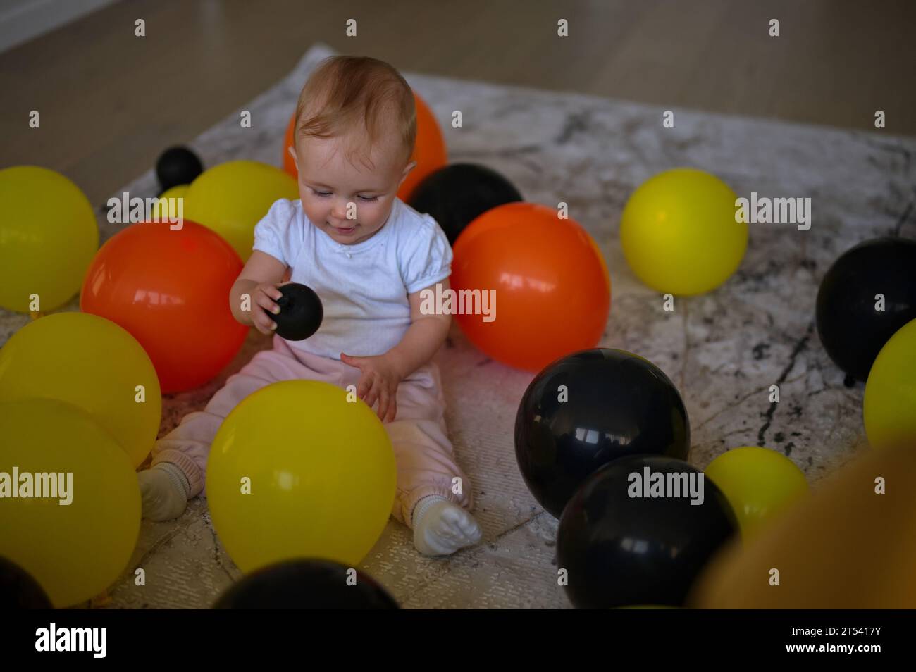 Lindo bebé niña 1-2 años sentados en el suelo con globos de color rosa en  la habitación. Fiesta de cumpleaños. Celebración. Feliz cumpleaños bebé  niña con bola de grupo. Sala de juegos